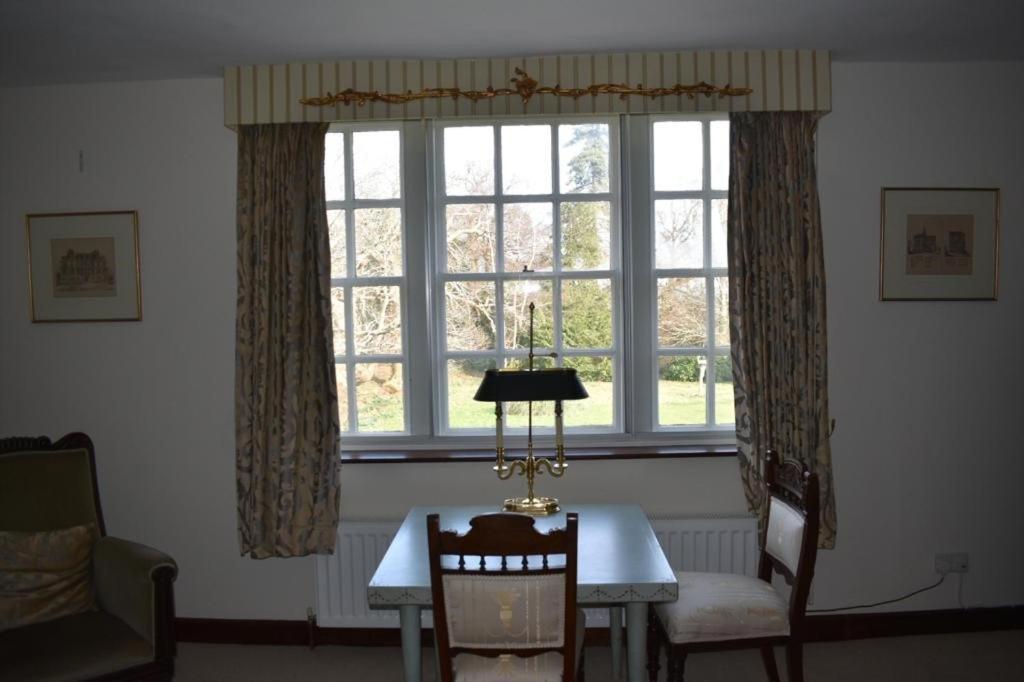 헬링글리 Holmbush House 게스트하우스 외부 사진